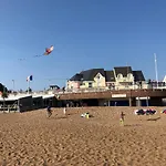 Apartment De L'eve: Beachside Family Retreat With Private Parking