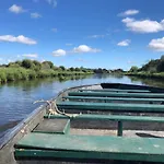 Apartment De L'eve: Beachside Family Retreat With Private Parking