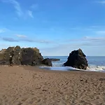 De L'eve: Beachside Family Retreat With Private Parking *